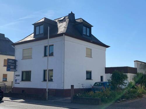 Hausansicht - Verkehrsgünstig gelegenes Zweifamilienhaus mit Gewerbeanbau und großem Grundstück