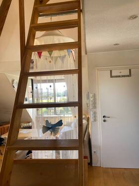 Treppe zur Galerie - 