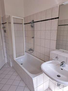 Tageslicht-Bad mit Wanne - 