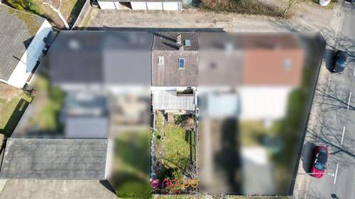 Blick in den Garten, auf das Haus und die Garage - 