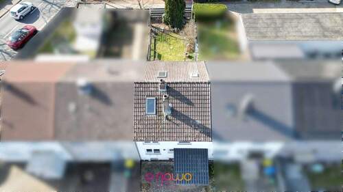  Aus der Vogelperspektive: die Ansicht auf das Haus und den Garten - Den Sommer genießen, die Zukunft gestalten: Ihr Reihenmittelhaus in Völkenrode.