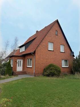 Hausansicht (Eingang 1. Whg.) - 7 Zimmer Mehrfamilienhaus, Wohnhaus zum Kaufen in Gifhorn_Kreis