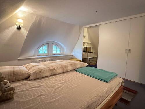 Schlafzimmer mit großen Ankleideschrank - 