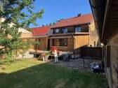 Hausrückseite mit Blick aus dem Garten - 6 Zimmer Einfamilienhaus in Ilmtal-Weinstraße