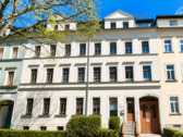 Hausansicht - Auf Wunsch mit neuem Boden! Moderne 2 Raumwohnung im Maisonettestil mit offener Küche!