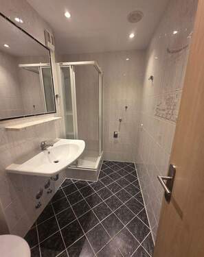 Bild 1 - Gepflegte 2-Zimmer-Wohnung im 2. OG mit Balkon in Maintal
