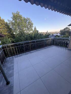 Ausblick Balkon - Erstbezug nach Kernsanierung: Großzügige 3-Zimmer-Wohnung mit sonnigem Balkon und Panoramablick