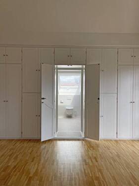 Schlafzimmer mit Zugang zum Bad - 