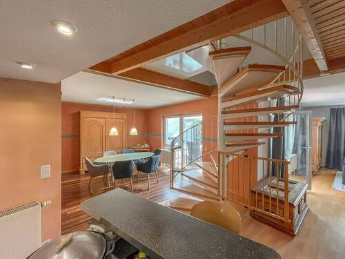 Blick von der Küche in den Essbereich - Einfamilienhaus mit 180,00 m² in Wassenach zum Kaufen