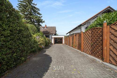 GERÄUMIGER VORHOF - 