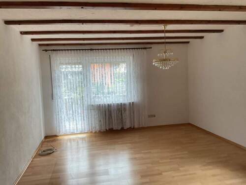 Wohnzimmer im Erdgeschoss mit Ausgang zur Terrasse - 