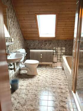 Badezimmer im Dachgeschoss - 