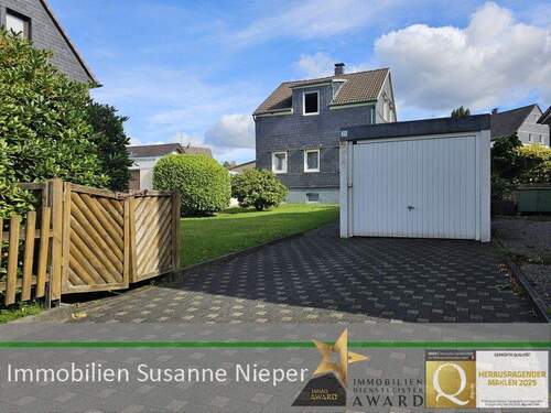 Hausansicht - Geborgen wohnen im Schieferkleid – Ankommen und Zuhause sein - freistehendes Einfamilienhaus mit Garten und Garage