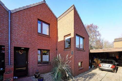 Hausfront - Gepflegte DHH mit 5 Zi. in attraktiver Lage.