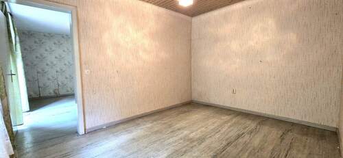 EG: Begehbarer Kleiderschrank mit Blick ins Schlafzimmer - 