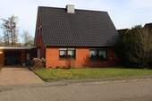 Bild 1 - Freistehendes Einfamilienhaus mit 6 Zimmern und großem Grundstück in 26802 Moormerland - Warsingsfehn