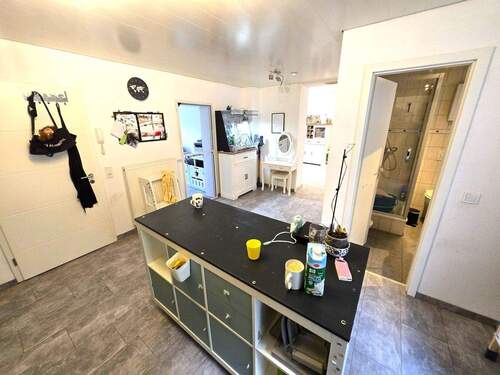 EG: Küche mit Blick ins Bad - 