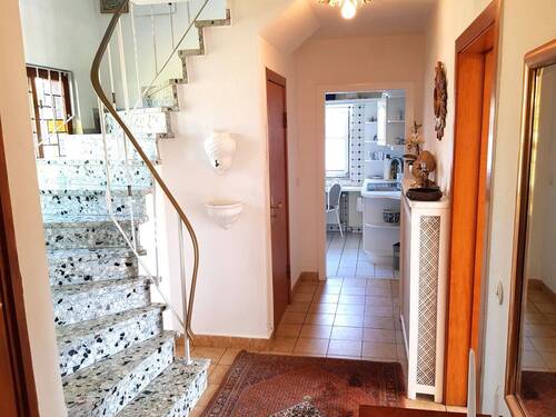 Flur mit Treppenaufgang - 