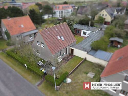 Luftbild - Älteres Wohnhaus mit Anbau und Potenzial in zentraler Lage auf Wangerooge (Obj.-Nr.: 6502)