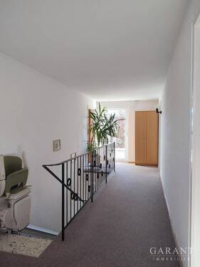 Flur und Treppe OG - 5 Zimmer Einfamilienhaus zum Kaufen in Linkenheim-Hochstetten