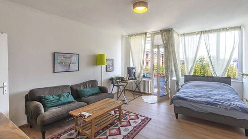 Zimmer mit Blick zum Balkon - 1 Zimmer Etagenwohnung in Berlin