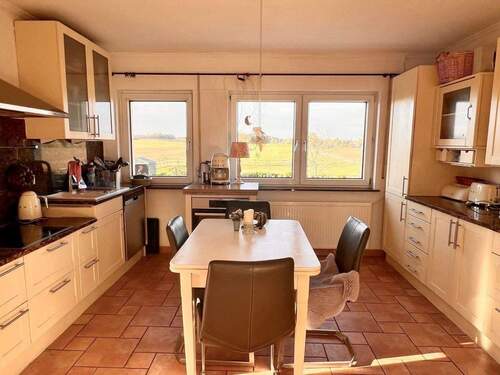 schöne Küche mit Einbauküche und herrlichem Blick - 