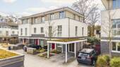 seitlicher Blick auf das Haus - Lebensqualität pur: Stilvolles Reihenendhaus mit Garten, Dachterrasse & Sauna auf 162 m² Wohnfläche