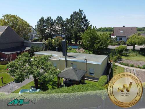 Frontansicht mit Drohne - 
