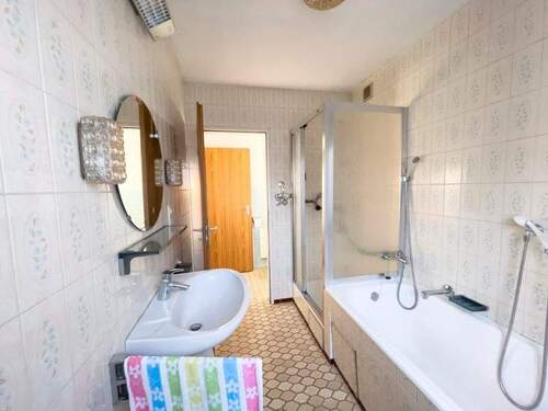 Bad mit Wanne, Dusche und Fenster - 