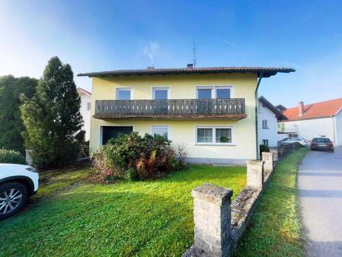 Südostansicht mit Vorgarten und Garagenzufahrt - 5 Zimmer Einfamilienhaus in Hauzenberg