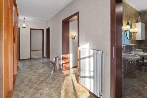 mit sauber gefliestem Flurbereich - 