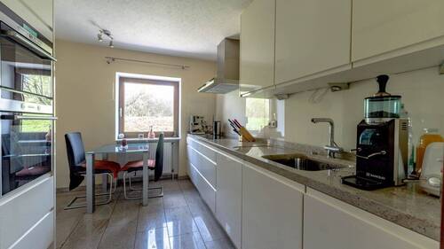 Küche mit angrenzendem HWR - 