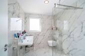 Bad mit Dusche - 