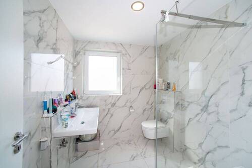 Bad mit Dusche - 