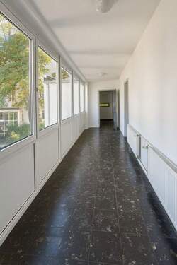 Laubengang mit Fensterfront - 