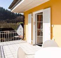 Stilvolle Immobilie mit drei Wohneinheiten und Baugrundstück - Zell