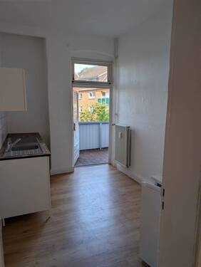 Küche mit Zugang zum Balkon - Etagenwohnung mit 49,00 m&sup2; in Kiel zur Miete