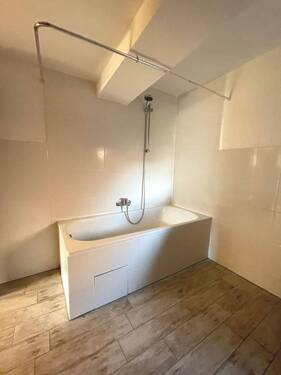 Badezimmer Badewanne.jpg - 2 Zimmer Etagenwohnung zur Miete in Bamberg