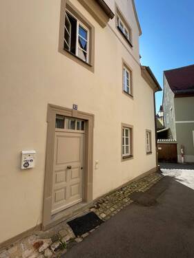 Hausseite mit Eingang.JPG - 