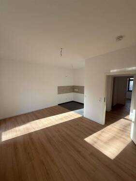 Wohnzimmer - NEU-Sanierte 2-Zimmer mit Laminat, Balkon und offener Küche in zentraler Lage! EBK mgl.