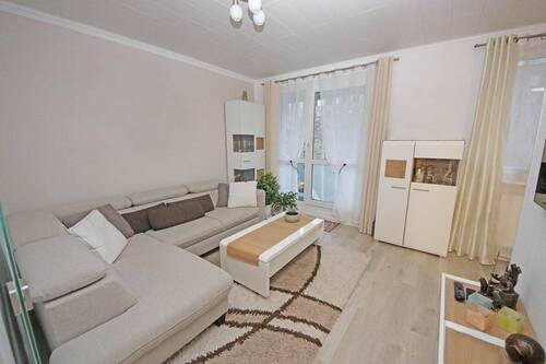 Wohnzimmer mit Zugang zum Balkon - 