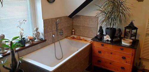 Badezimmer mit Badewanne - 