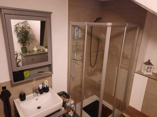 Badezimmer mit Duschkabine - 