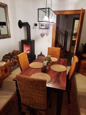 Wohnzimmer mit Kamin - Reihenmittelhaus mit 100,00 m&sup2; in Bad Honnef zur Miete