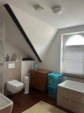 Badezimmer mit Fenster - 