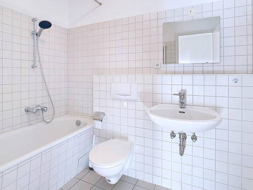 Modernes Bad mit Wanne - 