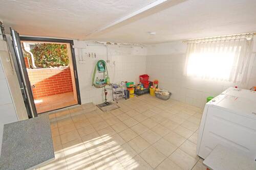 Waschraum mit Zugang zum Grundstück - 