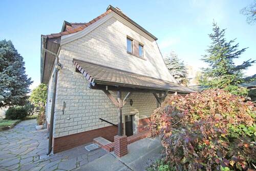 Hausansicht und Kellerausgang - 