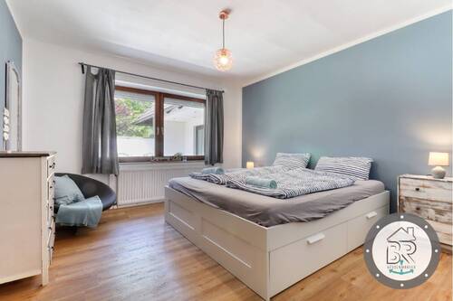 Großzügiges Schlafzimmer mit Gartenblick - 
