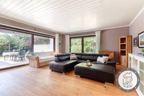Großzügiger Wohnbereich mit Terrassenzugang - 